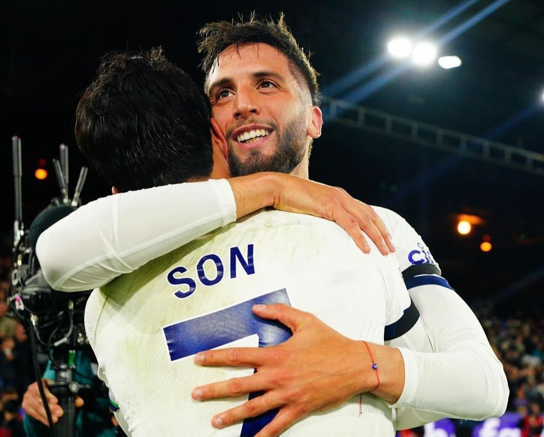 Meia da Premier League é suspenso por ofensas a companheiro de time