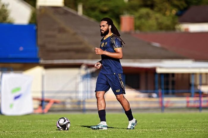Denayer treinando pelo Al-Fateh, seu antigo time