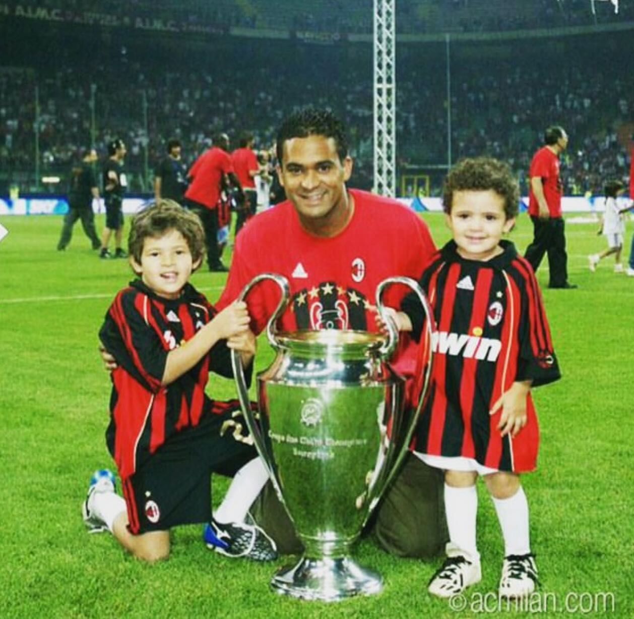Esposa de Serginho, ex-Milan e Cruzeiro, fala sobre morte do filho: ‘Vape mata’