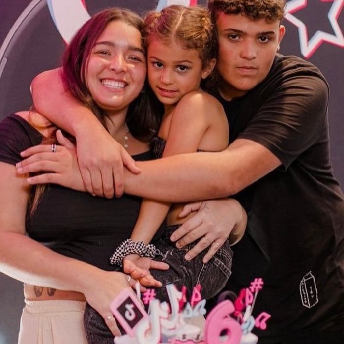 Diego Paiva dos Santos, filho do ex-lateral Serginho, com as irmãs Danielle e Gaia
