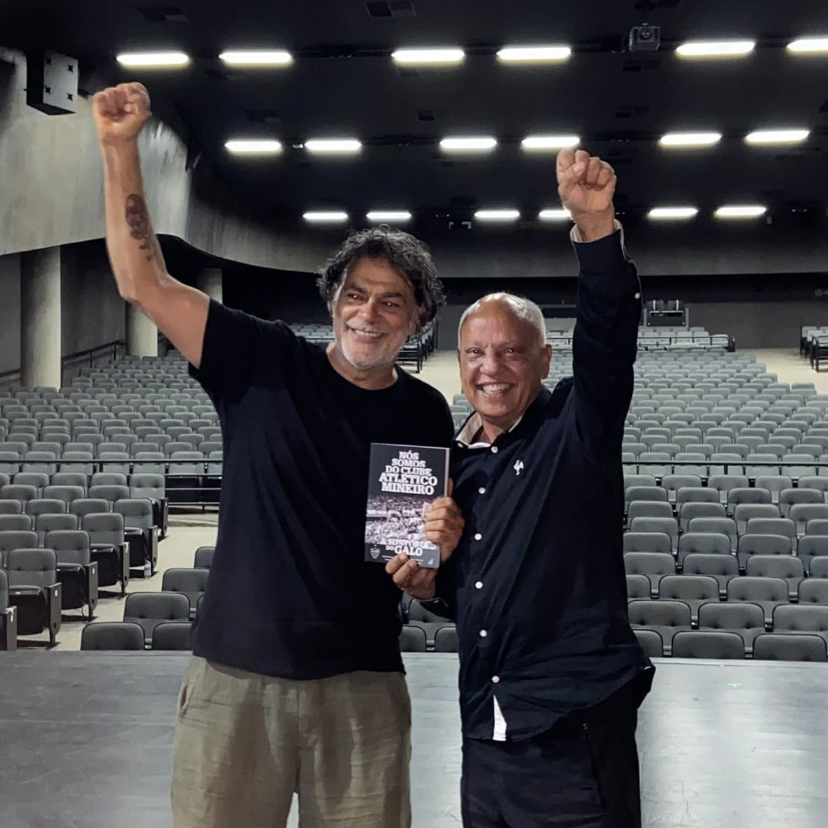 Ídolo do Atlético presenteia ator da Globo com livro sobre a história do Galo