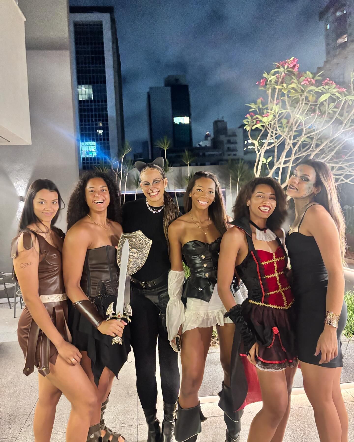 Jogadoras do Gerdau Minas se fantasiam e organizam festa de Halloween; veja fotos