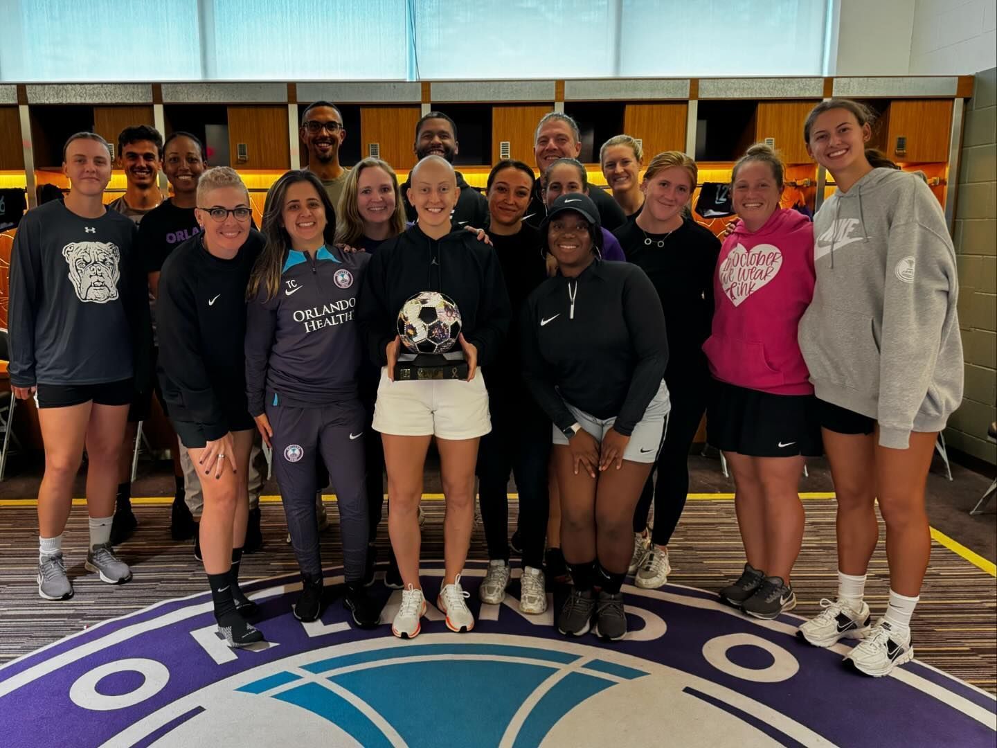 Jogadora da Seleção Brasileira é homenageada após tratamento de câncer