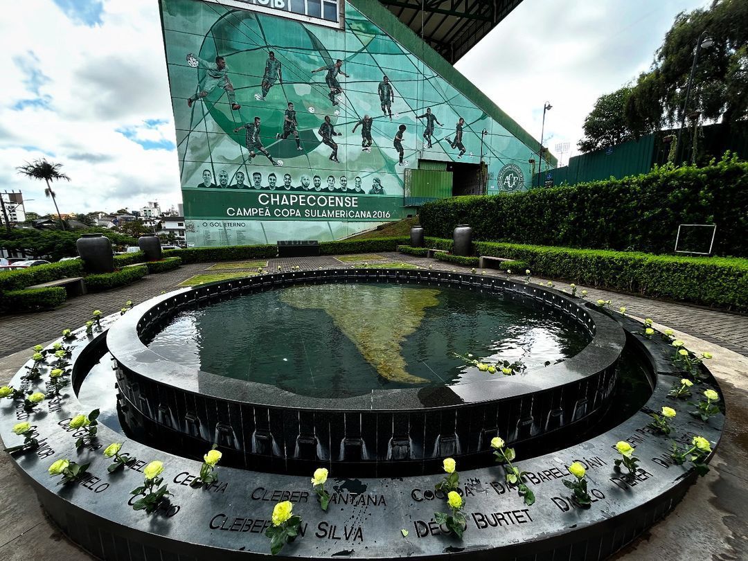 Acidente com avião da Chapecoense completa oito anos, e clube faz homenagem