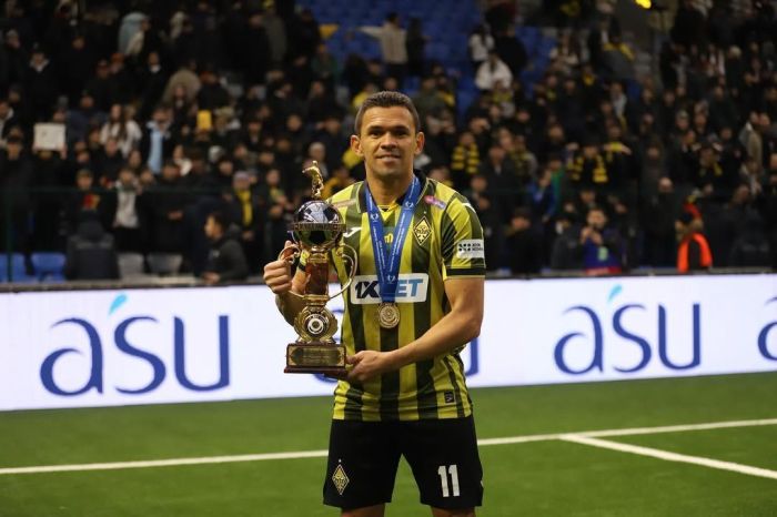João Paulo com o troféu do Super Liga do Cazaquistão