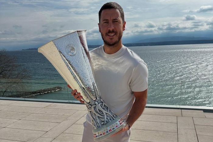 Eden Hazard com a taça da Europa League, competição que conquistou duas vezes com o Chelsea