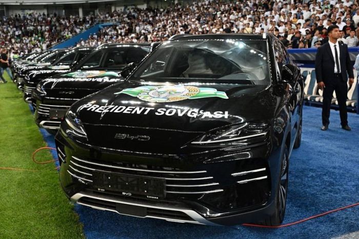 Presidente do Uzbequistão presenteia atletas com carro elétrico após classificação para a Copa do Mundo