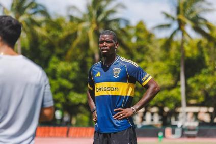 Paul Pogba com a camisa do Boca Juniors-ARG durante atividade nos Estados Unidos