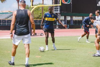 Paul Pogba com a camisa do Boca Juniors-ARG durante atividade nos Estados Unidos