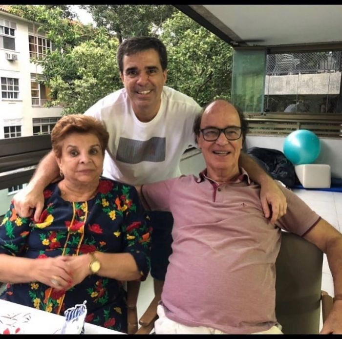 Junior Lopes com o pai Antônio Lopes e a mãe