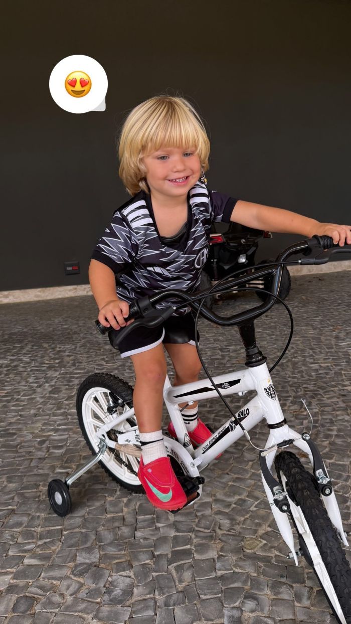 Liam, filho do zagueiro Lyanco, com bicicleta do Atlético