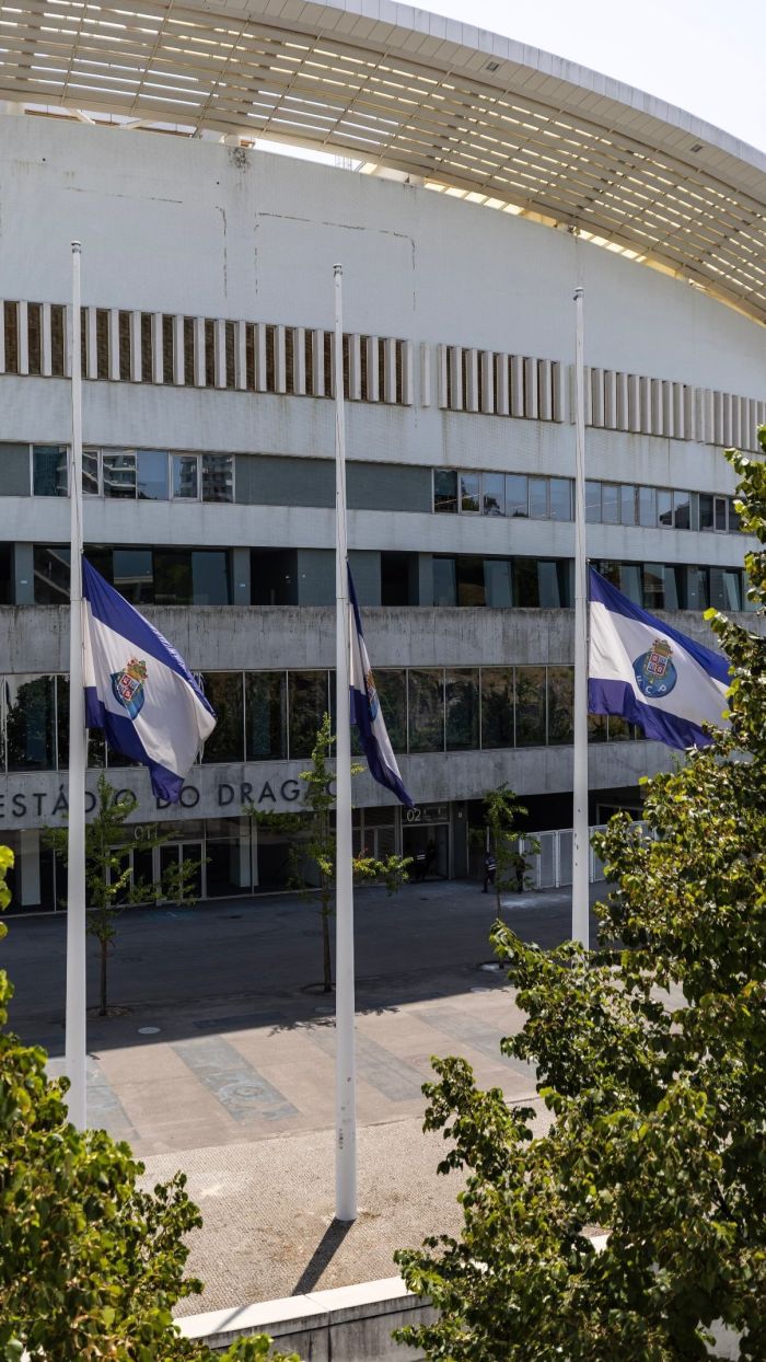 Estádio do Porto homenageia Diogo Jota com bandeiras a meio mastro