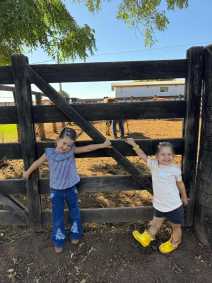 Filhas de Virginia e Zé Felipe estão na fazenda de Leonardo