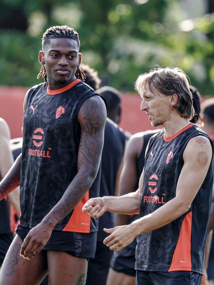 Luka Modric dá orientações a Rafael Leão em seu primeiro treinamento pelo Milan