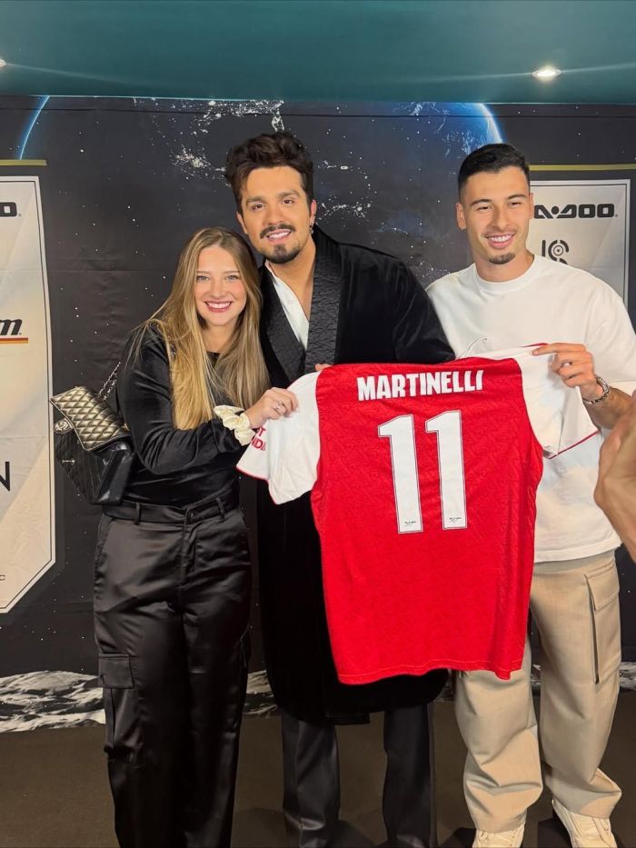 Isabella Rousso, Luan Santana e Gabriel Martinelli com camisa do Arsenal