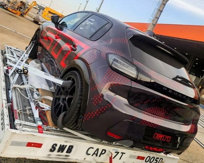 Peugeot E-208 GTi flagra