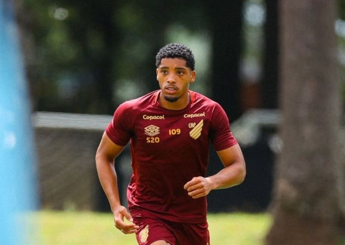 Diogo Riquelme treina com o grupo de aspirantes do Athletico-PR para o estadual