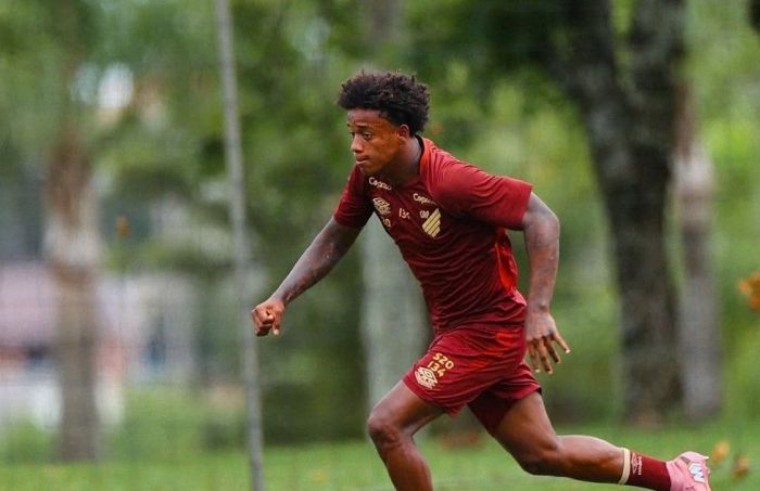 Bruninho participa das atividades do Athletico-PR para o Campeonato Paranaense