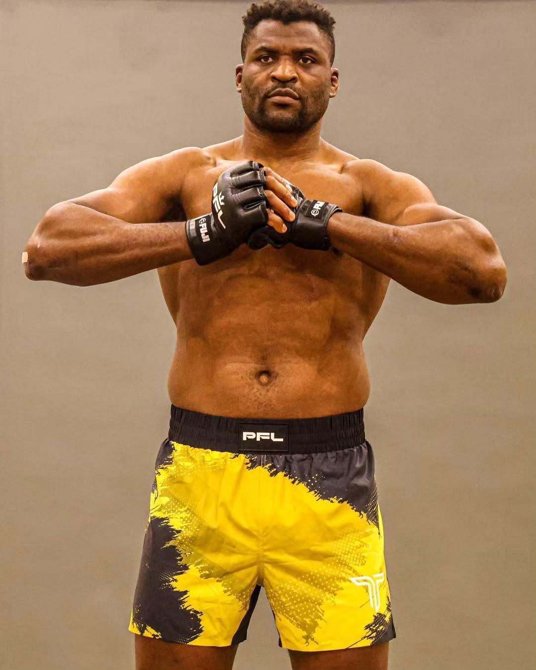 Desafeto de Dana White, ex-campeão do UFC enfrentará brasileiro em card da Netflix