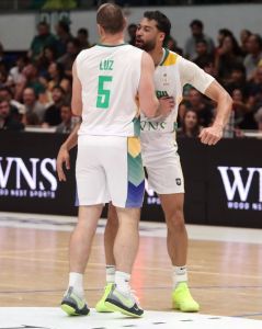 Brasil celebra ponto contra a Colômbia em jogo válido pelas Eliminatórias da Copa do Mundo de Basquete, em BH