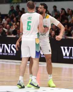 Brasil celebra ponto contra a Colômbia em jogo válido pelas Eliminatórias da Copa do Mundo de Basquete, em BH