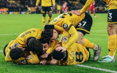 Jogadores do Wolves comemoram gol contra o Liverpool na Premier League
