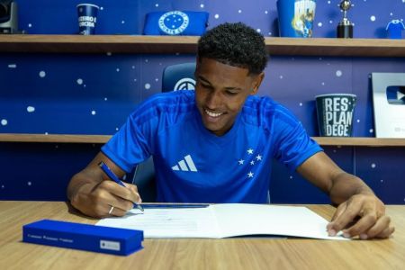 Alessandro assina renovação de contrato com o Cruzeiro