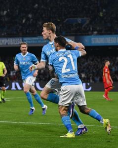 Rasmus Hojlund comemora gol pelo Napoli