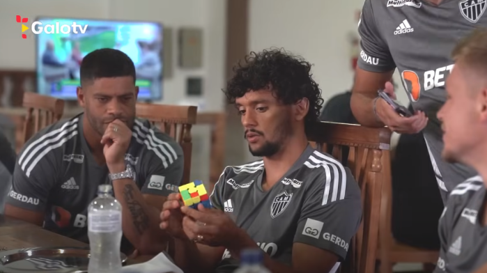 Scarpa ensinou companheiros de Atlético a resolver o cubo mágico durante concentração antes de jogo do Campeonato Mineiro Scarpa ensinou companheiros de Atlético a resolver o cubo mágico durante concentração antes de jogo do Campeonato Mineiro