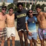 Jogadores do Corinthians aproveitam folga e pegam onda em clube de surfe em SP