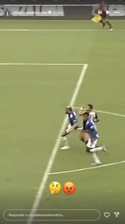Imagem capturada de vídeo de reclamação publicado por Alexandre Mattos em lance de Cruzeiro 0 x 2 Atlético