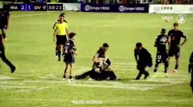 Messi é derrubado em campo após invasão de torcedores em jogo do Inter Miami