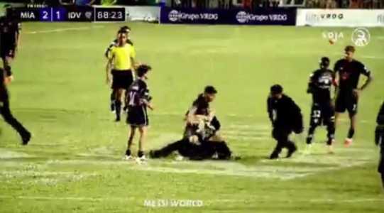 Messi cai após invasão de campo em Inter Miami 2 x 1 Independiente del Valle, em 2026