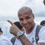 Atlético: Deyverson mostra tatuagem de taça da Libertadores e provoca torcida do Flamengo