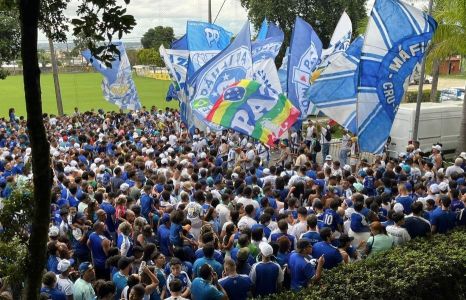Torcida do Cruzeiro em festa na Toca da Raposa II antes de decisão do Mineiro 2026 contra o Atlético