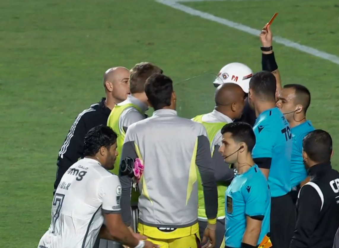 Jogador do Atlético é expulso no intervalo de jogo contra o São Paulo