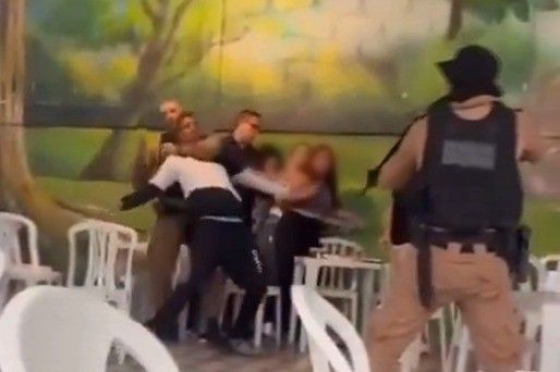 Vídeo: homem foge de abordagem e tenta fazer reféns em festa de aniversário infantil