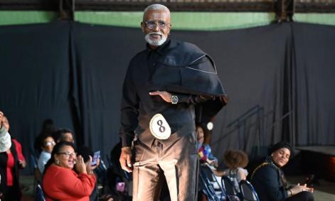 Sebastião Gomes desfile roupa de gala Miss e Mister Gari 2025 em Juiz de Fora