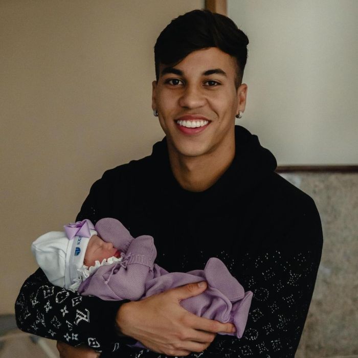 Kaio Jorge, reforço do Cruzeiro, anuncia o nascimento da filha Athena