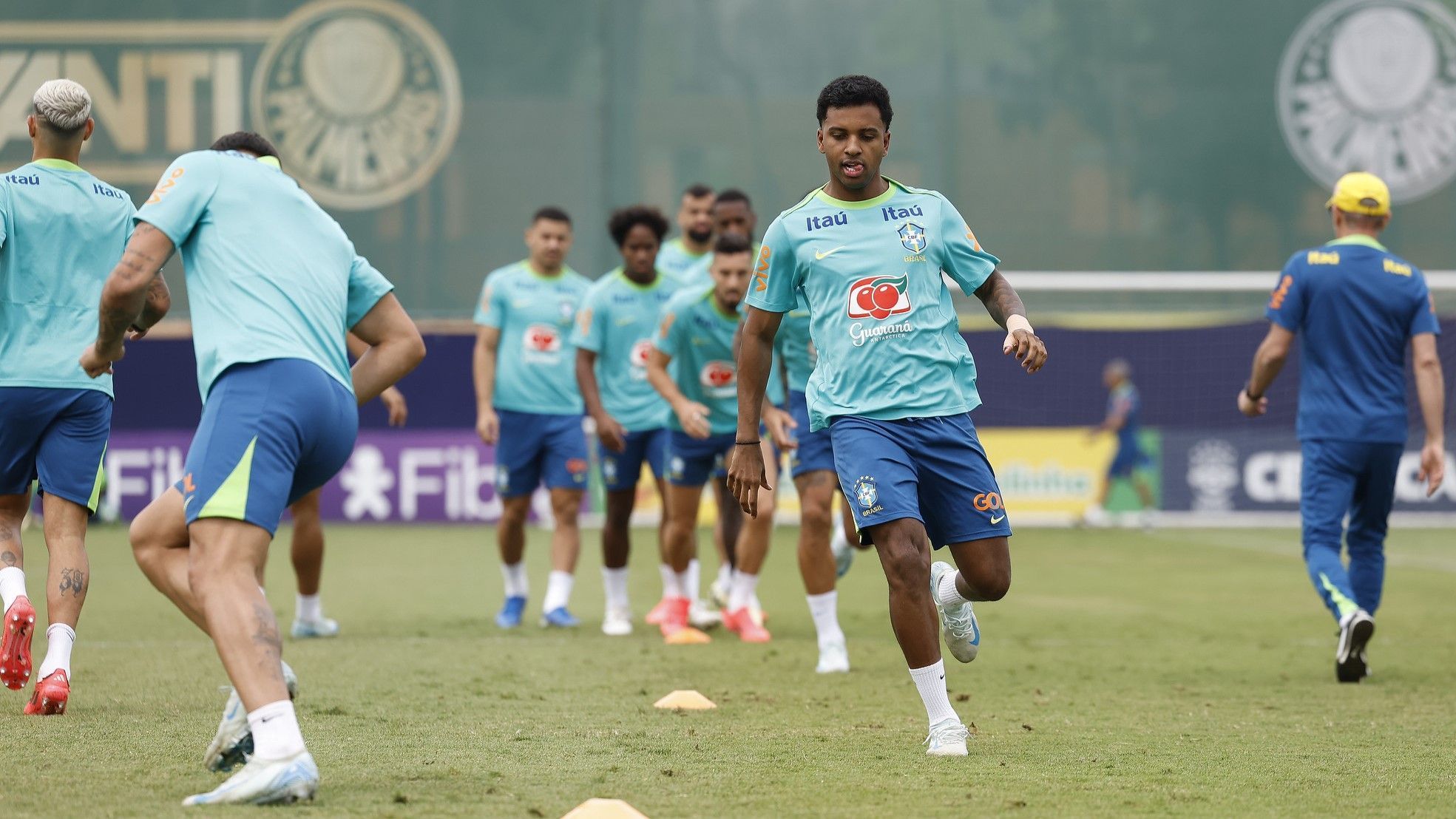 Atacante da Seleção compara CT de clube da Série A com o do Real Madrid e faz 'pedido'