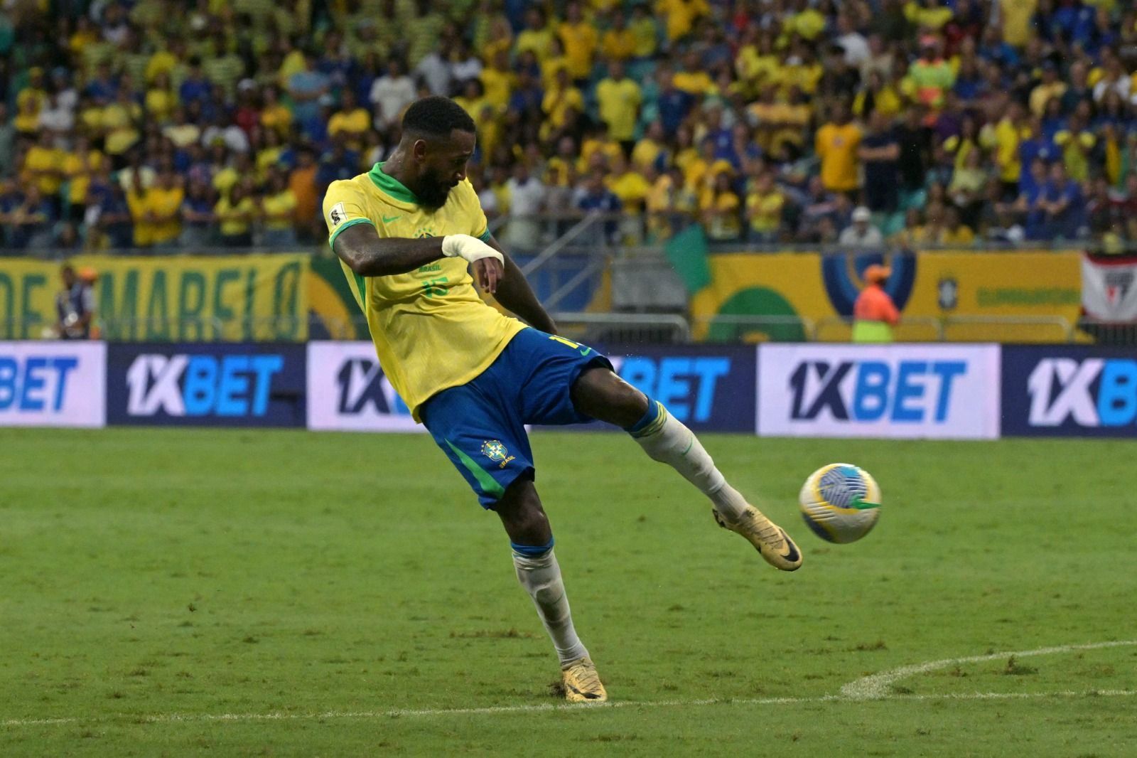 Brasil apenas empata com o Uruguai em Salvador e cai uma posição nas Eliminatórias