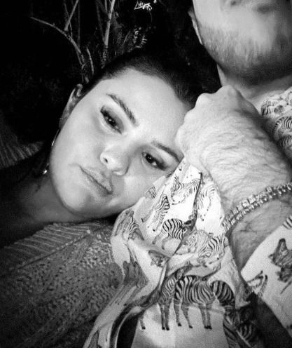 Selena Gomez compartilhou um registro abraçada com Benny Blanco