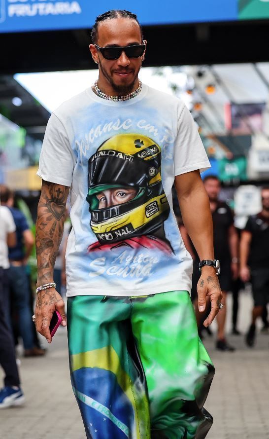 Hamilton utilizou camisa especial com desenho de Senna nesta quinta