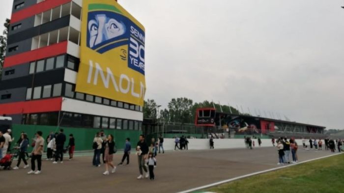 Homenagem a Senna no Autódromo Enzo e Dino Ferrari