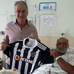 Presidente do Atlético visita fotógrafo atingido por explosivo e oferece apoio