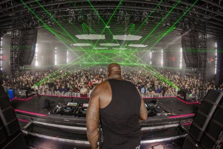 Ex-astro da NBA, Shaq também é DJ