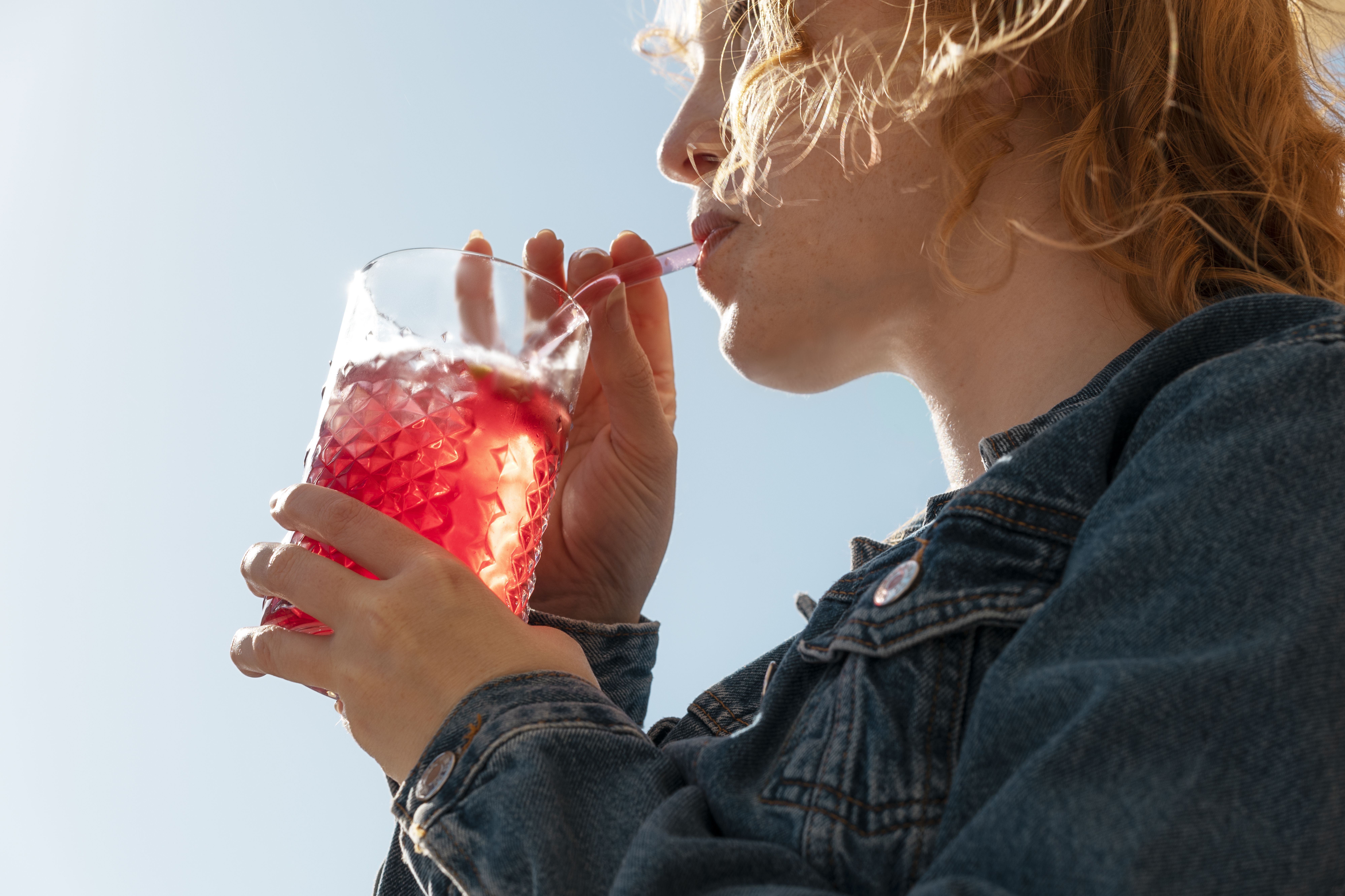 Jovens LGBTQIAPN+ têm maior risco de consumo precoce de álcool e drogas, aponta estudo