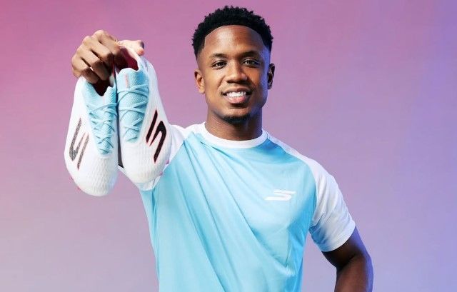 Luis Sinisterra em peça publicitária da Skechers em julho de 2025