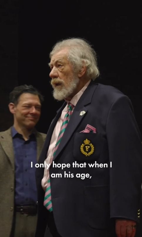 Quando as luzes se acenderam, McKellen reclamou de dores e recebeu a ajuda da equipe do local. Quando as luzes se acenderam, McKellen reclamou de dores e recebeu a ajuda da equipe do local.