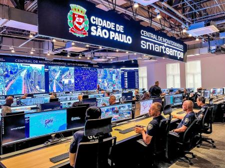 Central de monitoramento do Smart Sampa conta com câmeras inteligentes em operação 24h